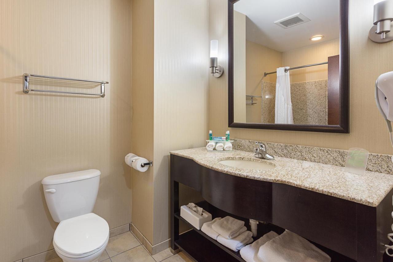 Holiday Inn Express Hotel & Suites Byram By Ihg Экстерьер фото