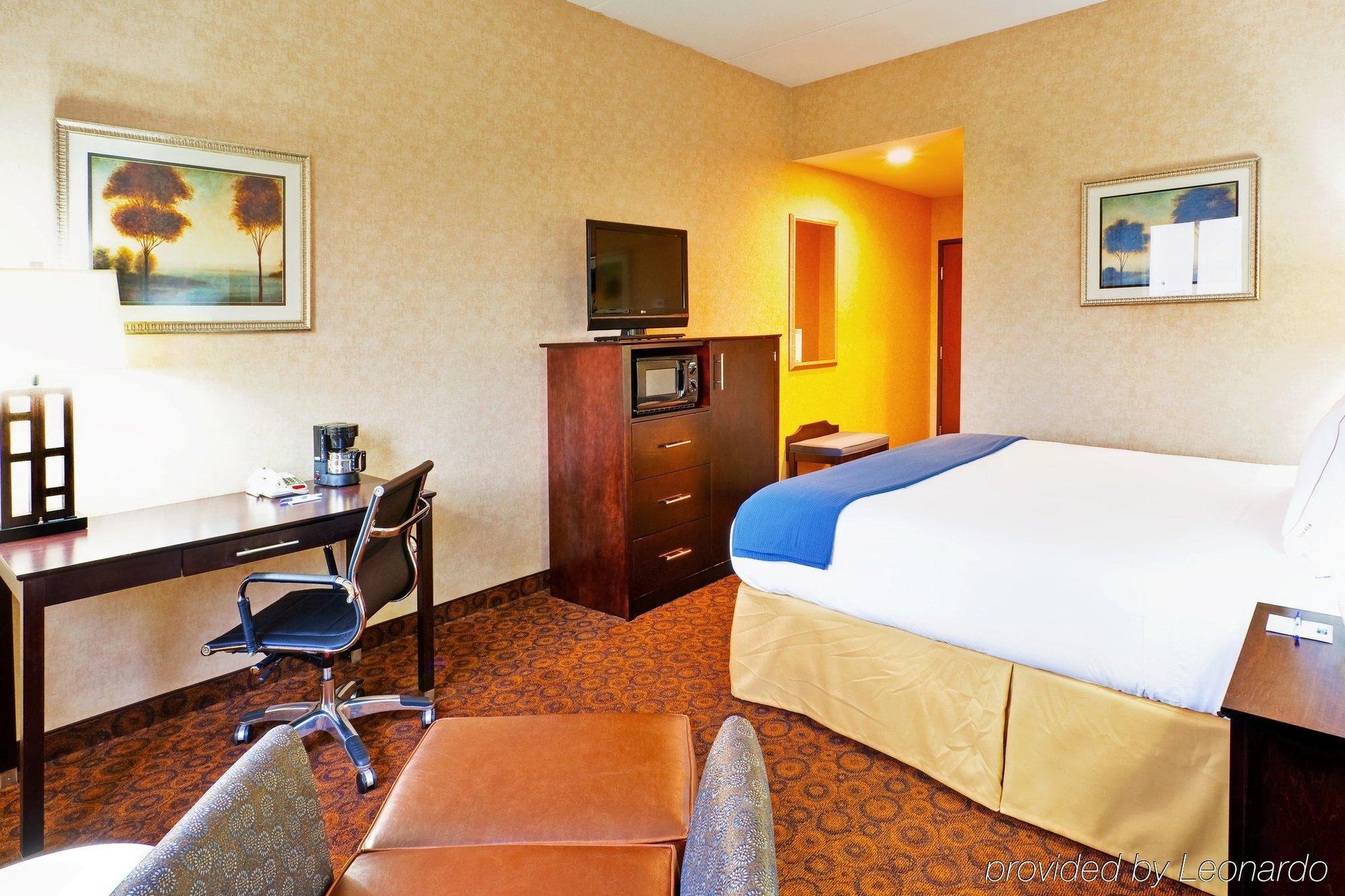 Holiday Inn Express Hotel & Suites Byram By Ihg Номер фото