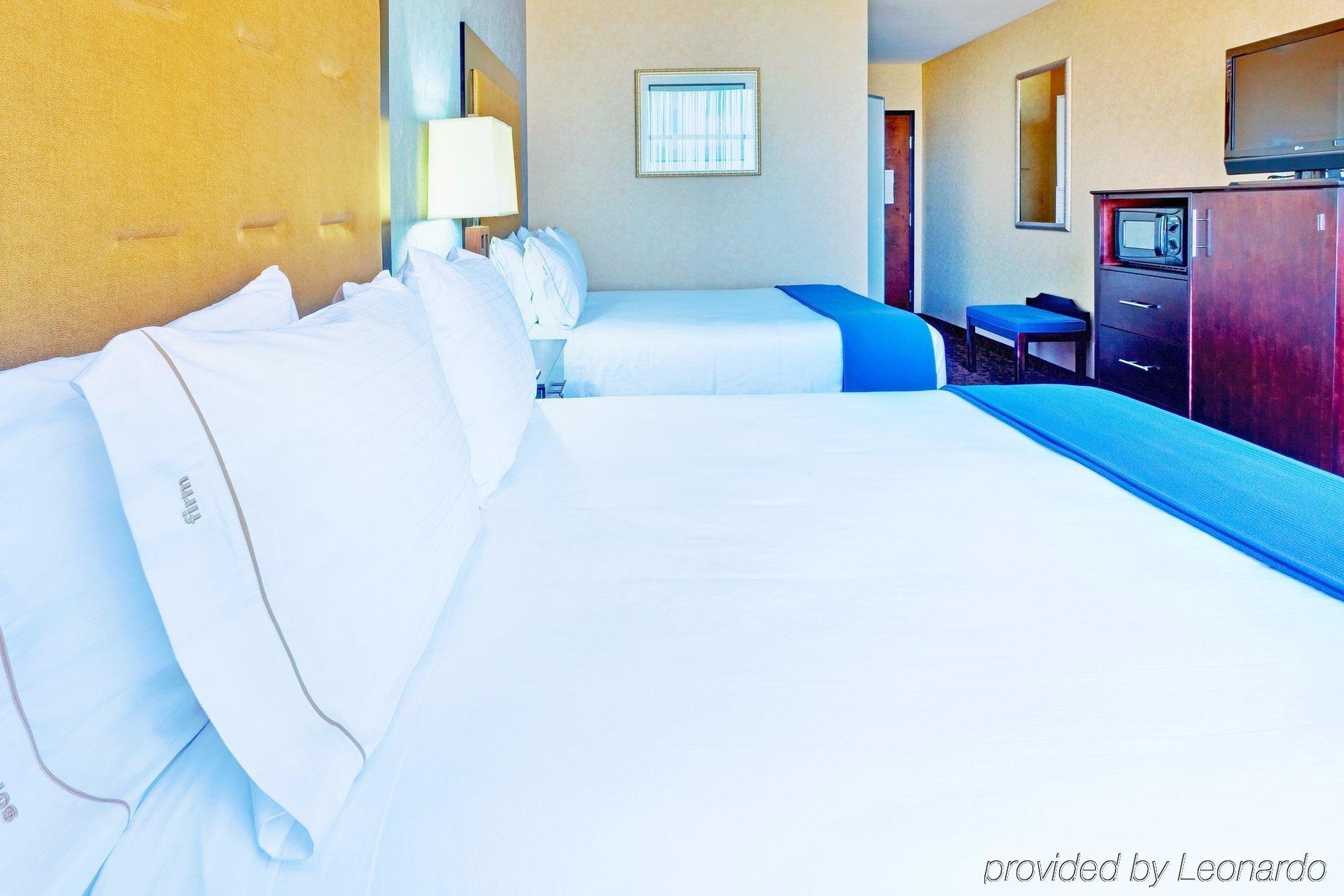 Holiday Inn Express Hotel & Suites Byram By Ihg Номер фото