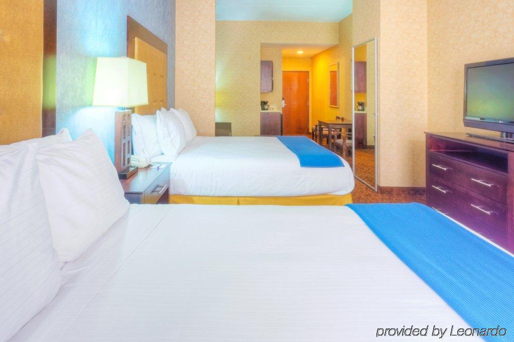 Holiday Inn Express Hotel & Suites Byram By Ihg Номер фото