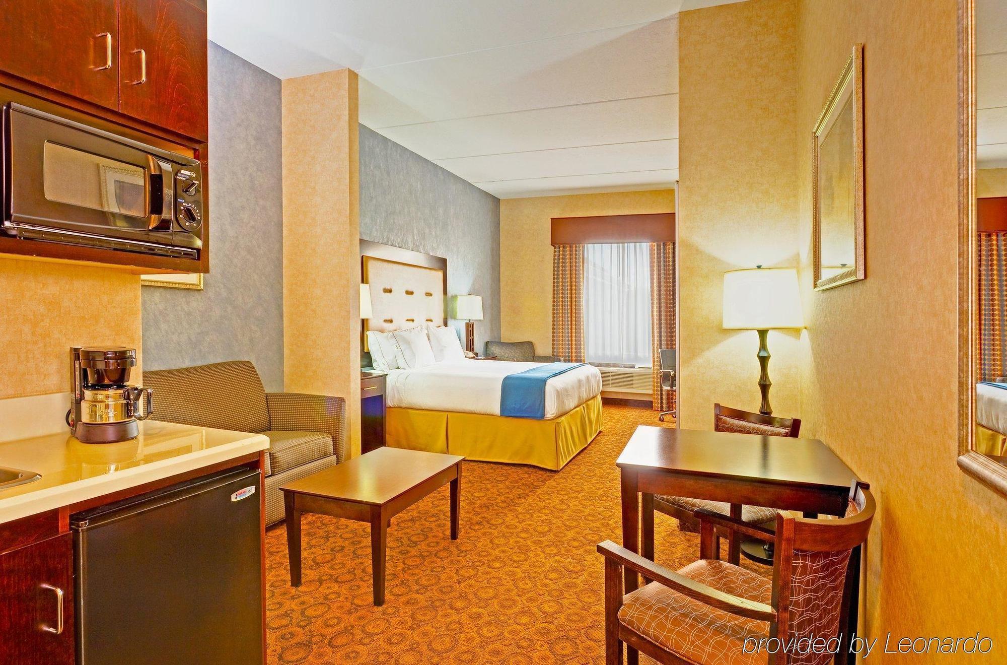 Holiday Inn Express Hotel & Suites Byram By Ihg Номер фото