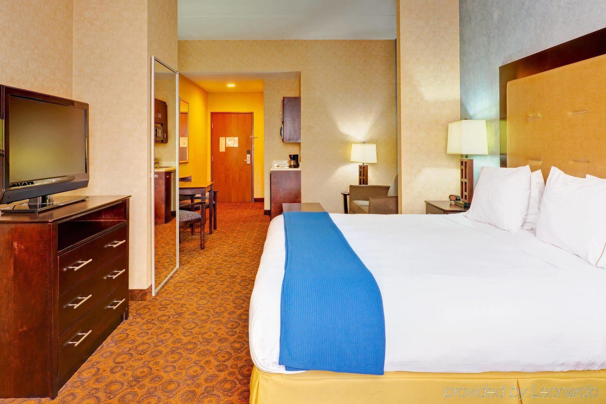 Holiday Inn Express Hotel & Suites Byram By Ihg Номер фото