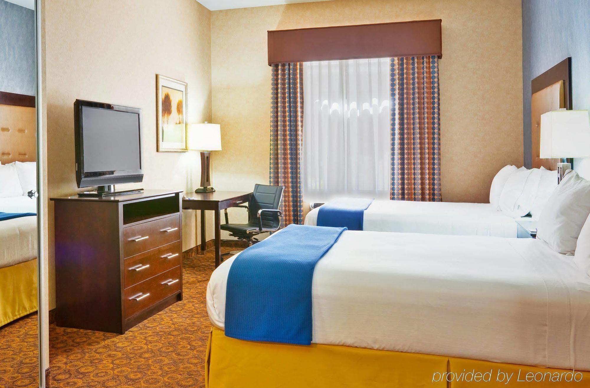 Holiday Inn Express Hotel & Suites Byram By Ihg Номер фото
