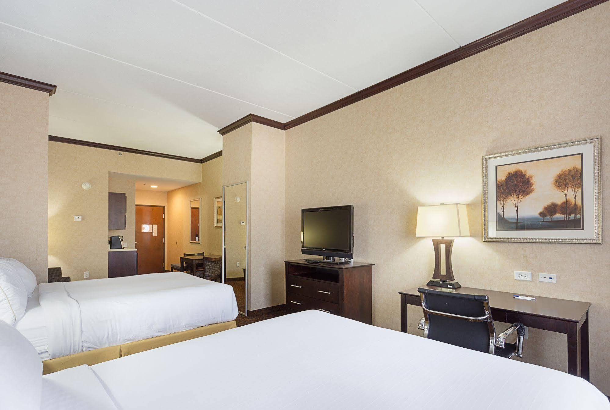 Holiday Inn Express Hotel & Suites Byram By Ihg Экстерьер фото